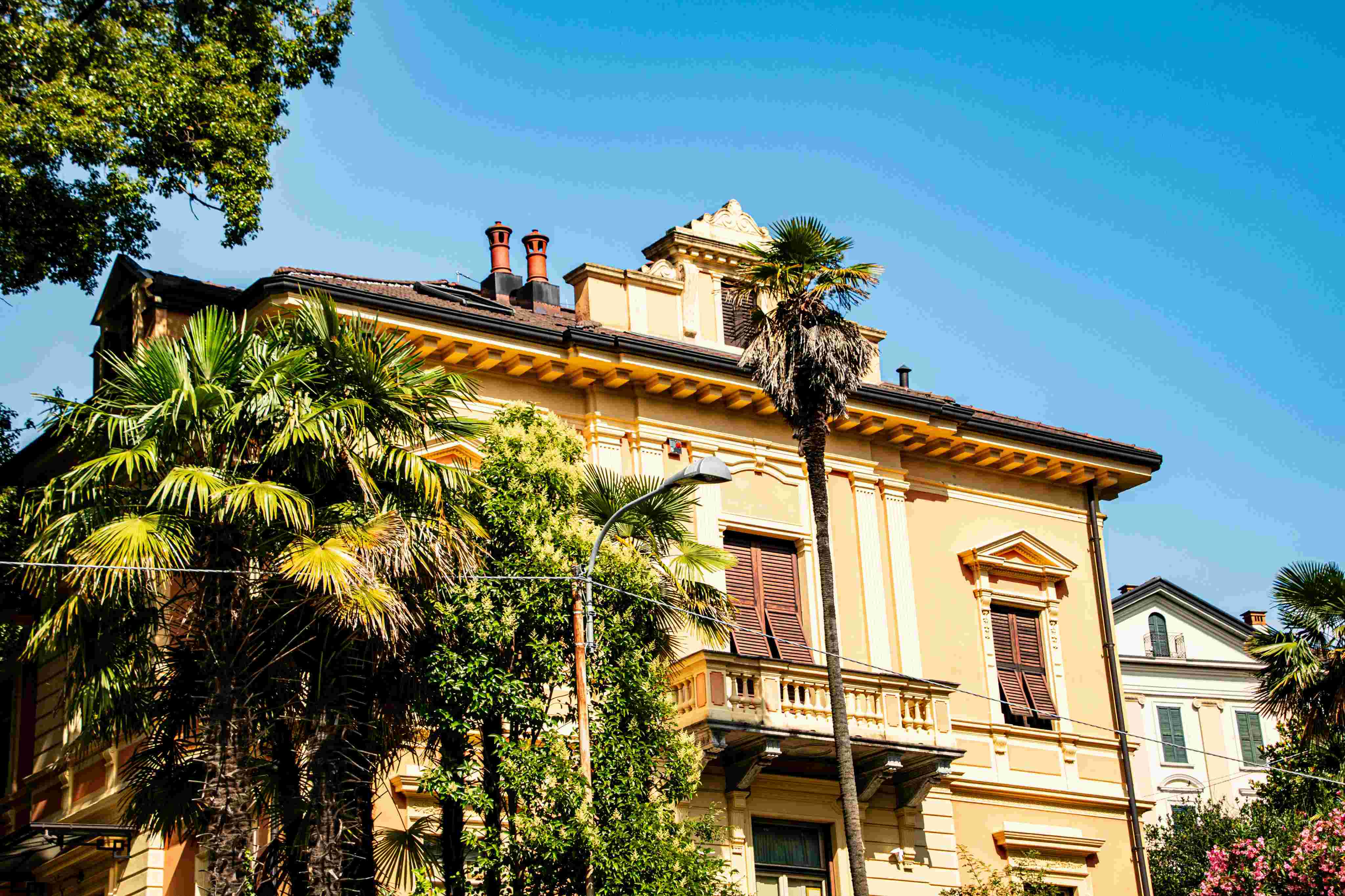 Casale italiano con tetto in tegole e vista sulle colline